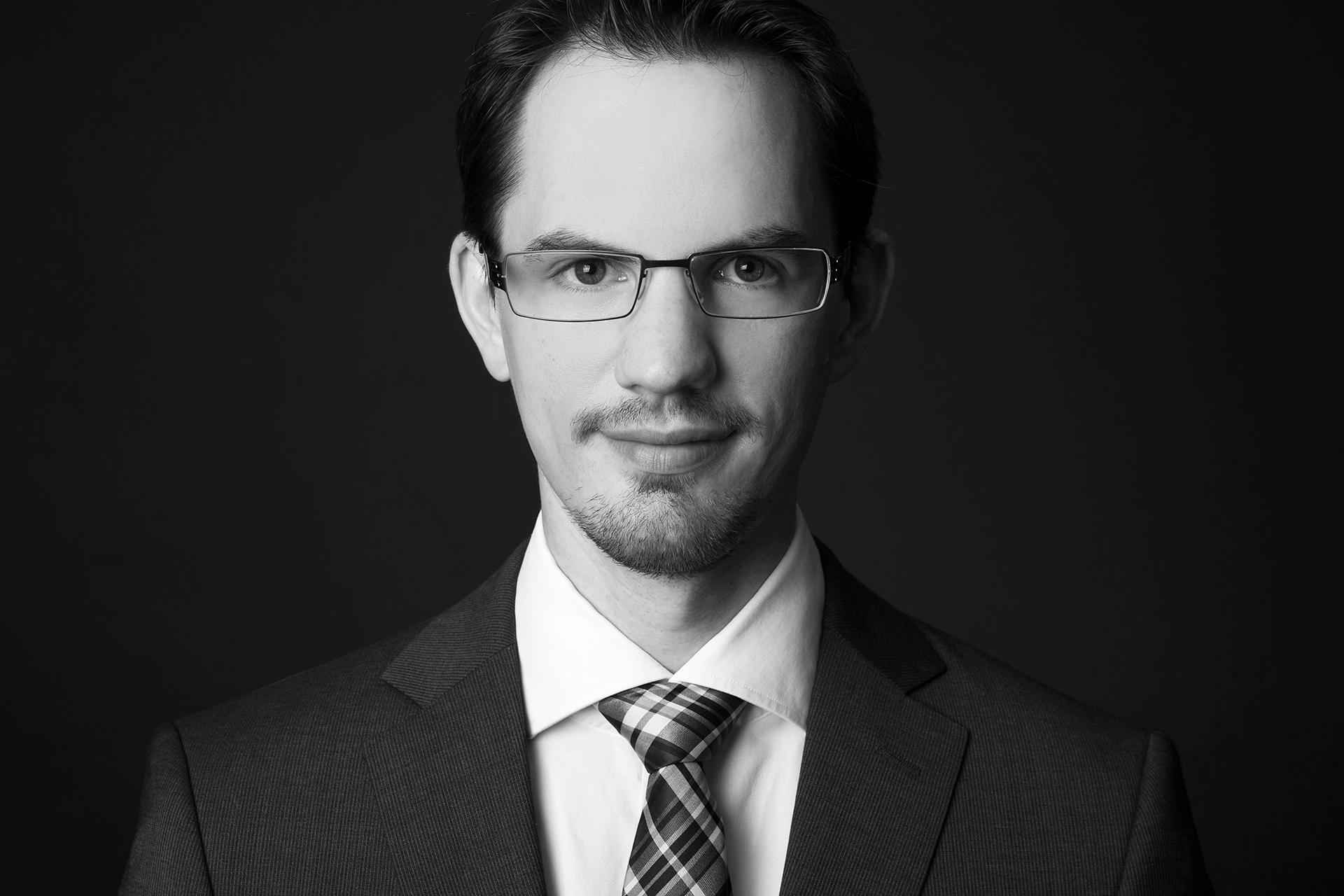 Schwarz-weiß-Portrait eines Mannes im Fotostudio