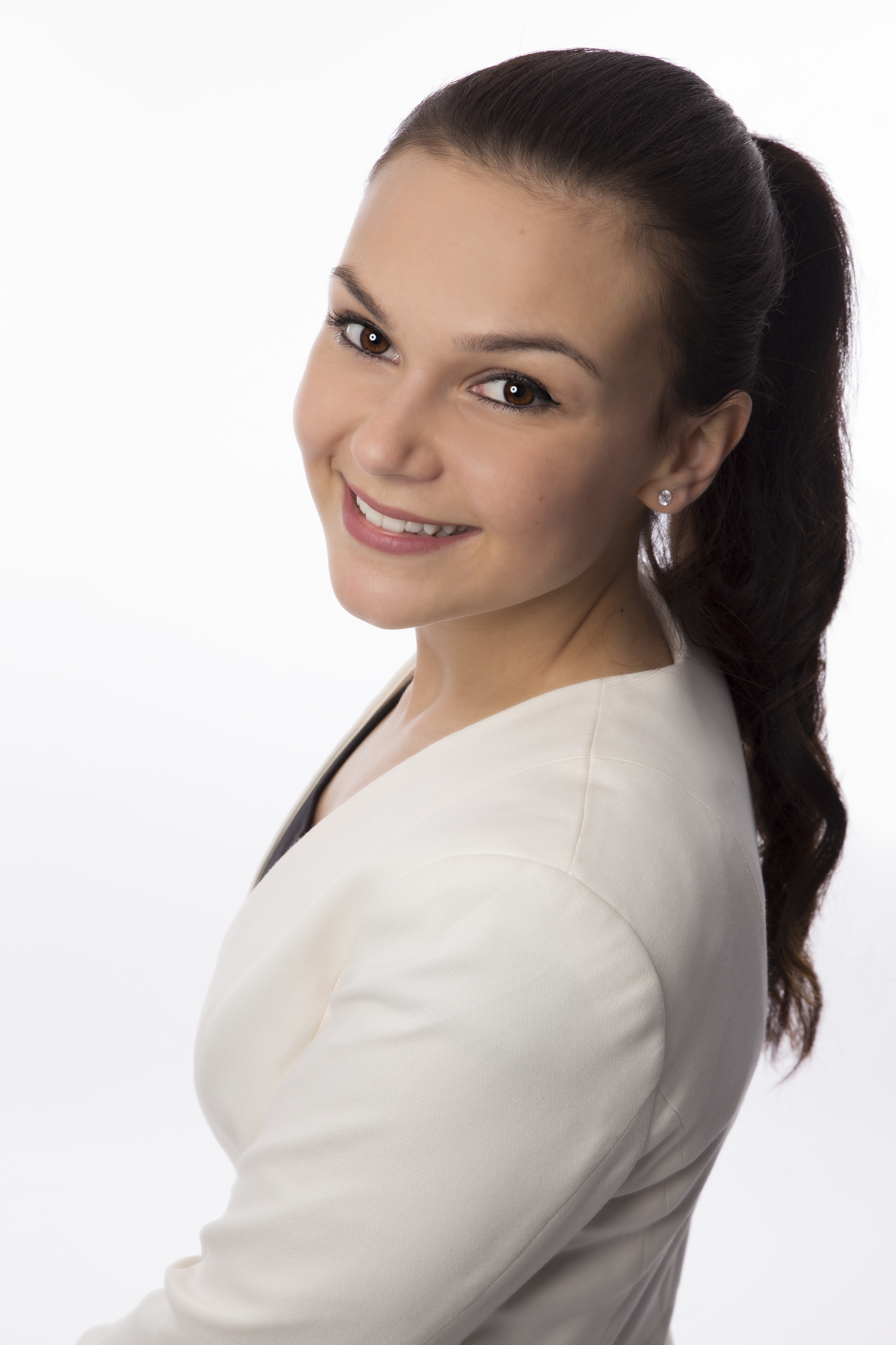 Eine junge Frau auf weißem Hintergund im Fotostudio