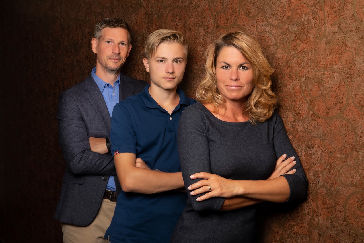 Familienshooting - klassisches Familienportrait vom Fotografen im Fotostudio in Heusenstamm