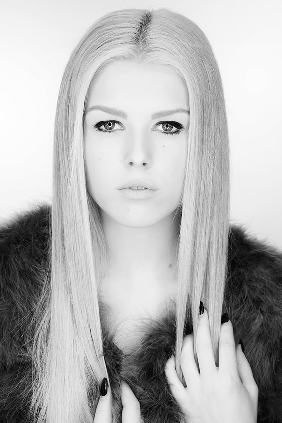 Professionelle Portraitfotografie im Fotostudio in schwarz-weiß